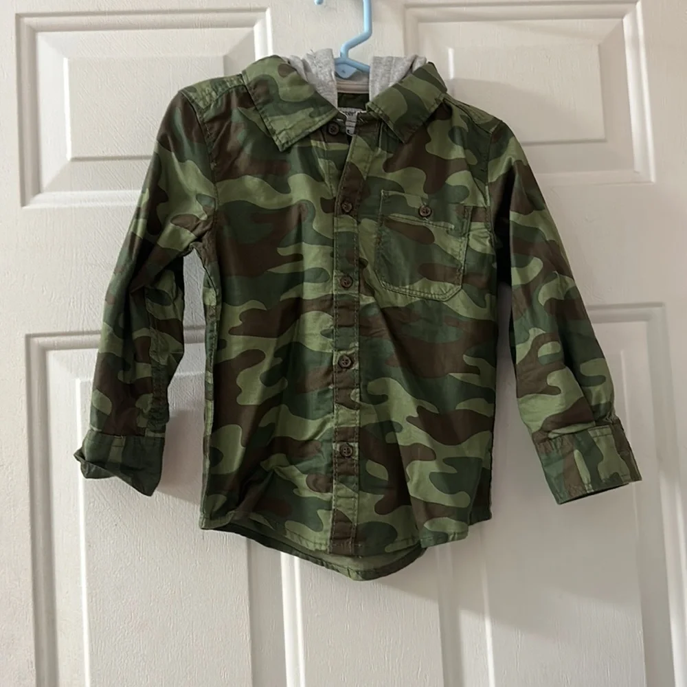 CARTER’S CAMO BUTTON DOWN SHIRT W/HOOD: GREEN/GRAY: NEW WITH TAGS: SIZE 3T